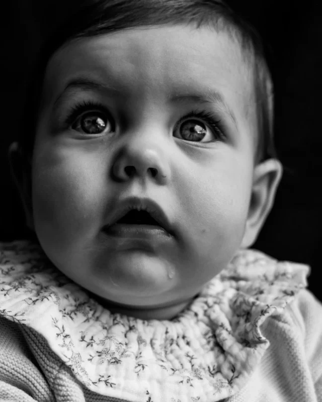 Voilà les merveilleuses bouilles qui se sont prêtées au jeu des portraits en noir et blanc. 🥹

C'était une première pour moi, car je réalise 99% du temps des portraits lifestyle, des portraits qui bougent. A force de voir les photos de @mariannedel_photo j'ai eu envie d'essayer. C'était un de mes objectifs de l'année. 

Bien sûr, il y a encore du travail, de la maîtrise, cependant, je suis sortie de ma zone de confort et l'exercice était génial !

J'ai eu envie d'essayer sur un large panel d'âges, et j'ai eu des enfants de 9 mois à 12 ans. 

Leur diversité. Leurs bouilles uniques. Leurs sourires. Leurs yeux qui pétillent. Leur confiance envers moi, qu'ils ne connaissaient pas.

J'ai même retrouvé un petit bébé dont j'avais eu la chance de photographier le thalasso bain bébé aux côtés de Maud @graineseveil à seulement quelques semaines de vie. La revoir était incroyable. 🌿

Vous me faites un retour ? 📷
