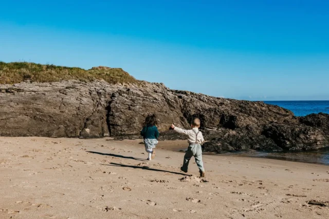 Premier partage de cette séance en bord de plage avec la merveilleuse famille de @mademoiselleclic ! Les pieds dans le sable (et dans l'eau). 🌊